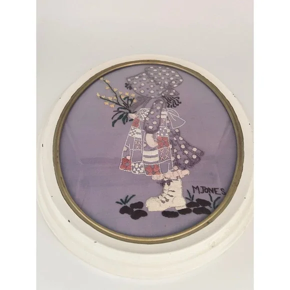 Vintage 1975 Holly Hobbie Folk Art Embroidery Oval Frame Signed Handmade Purple - Picture 5 of 9